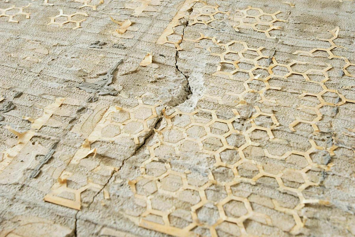 Lange sprekker i flisgulvet Lange sprekker i flisgulvet